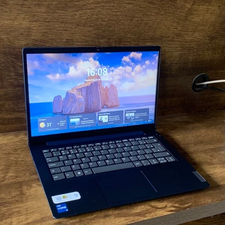 Notebook Lenovo IdeaPad 1i prata aberto visto de frente